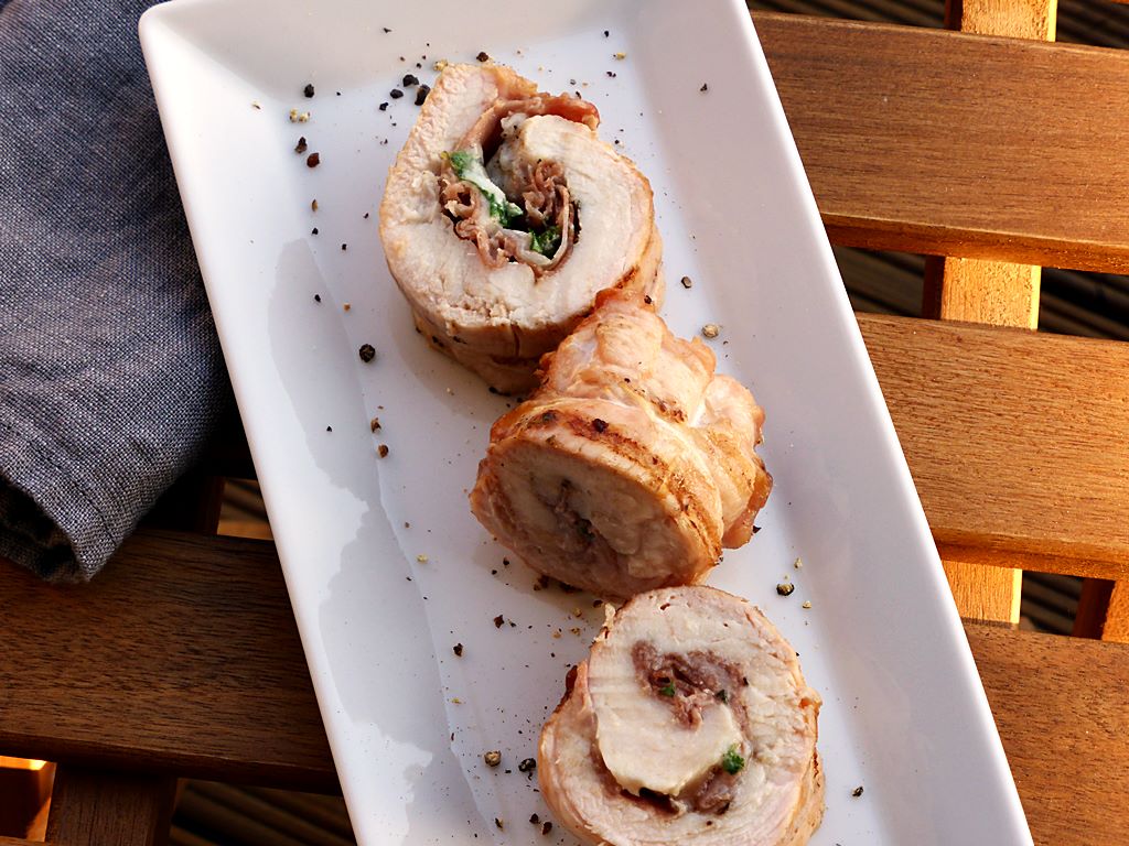 Hähnchenroulade vom Grill mit Käse-Basilikumfüllung - meat meets me