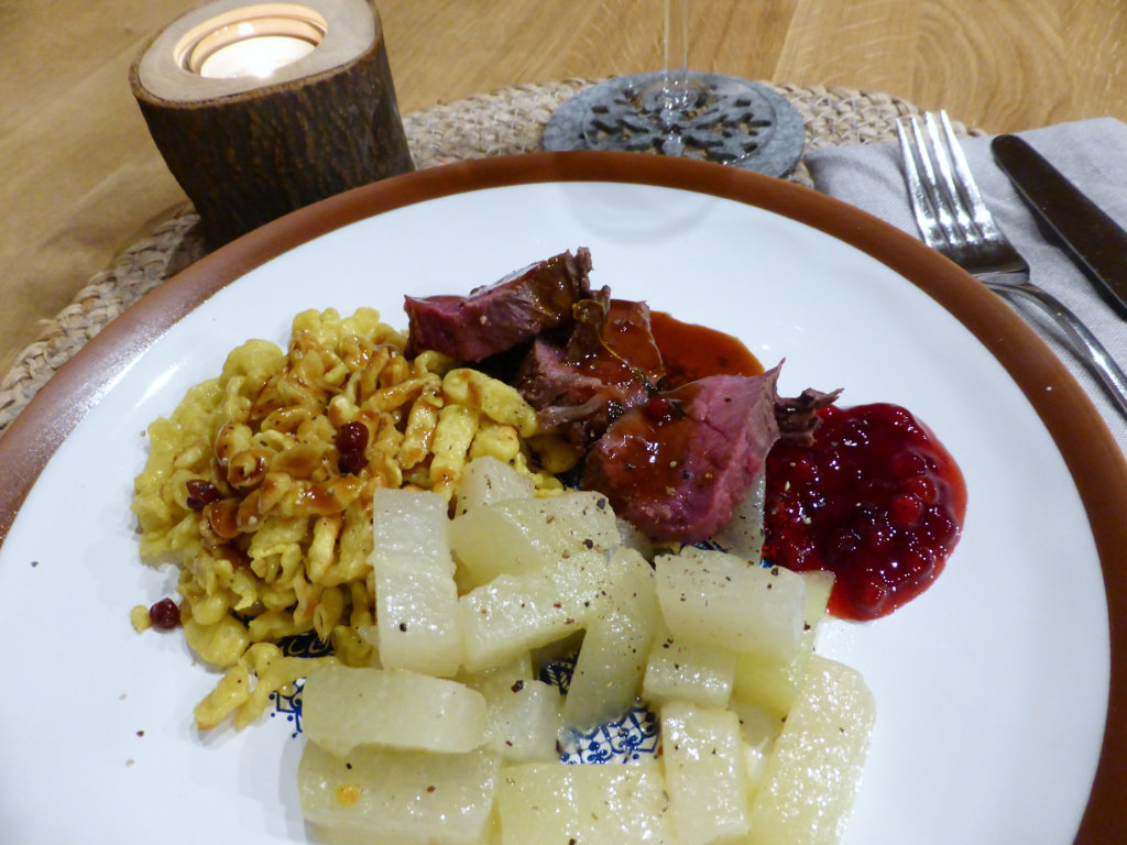 Rehrücken Rezept mit Kohlrabisticks dazu hausgemachte Spätzle - meat ...