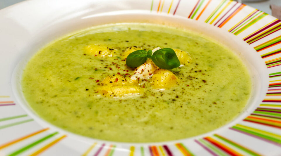 Zucchinisuppe mit Gnocchi