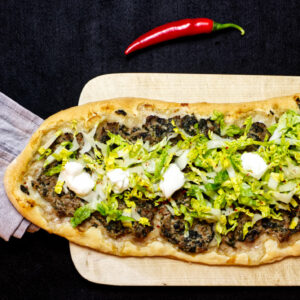 Pide mit Hackfleisch Salat und Feta