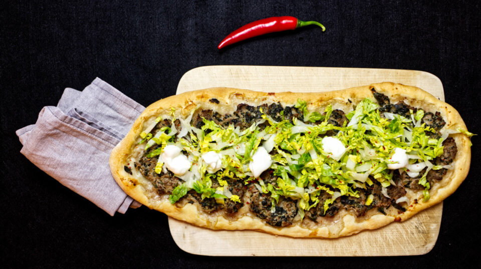 Pide mit Hackfleisch Salat und Feta
