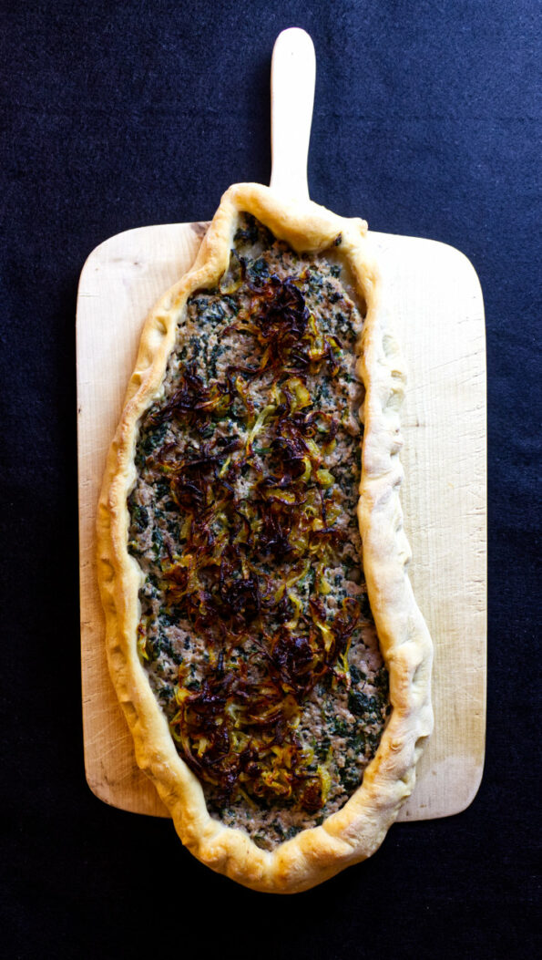 Pide mit Hackfleisch und Zwiebeln