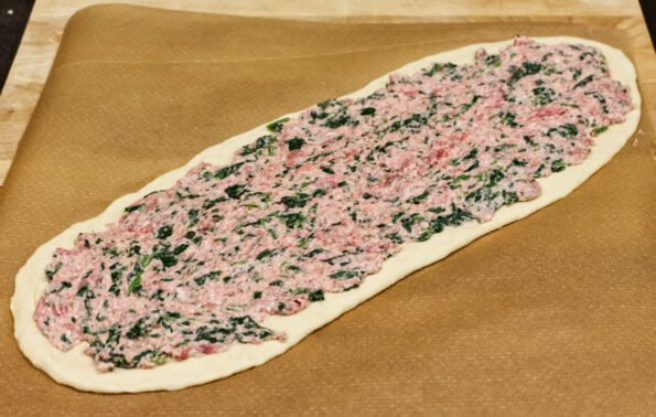 Pide mit Hackfleisch bestrichen