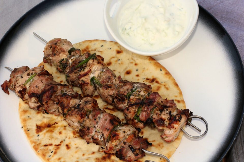 Souvlaki-Spieße angerichtet